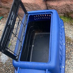 Dog Kennel One Hinges Broken But Still Working Ok.  Price 15$. B O.  Pick Up.  E.   Side.   Tacoma 