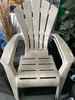 🪑 TWO PATIO CHAIRS ✨ $10 each