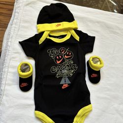 Size 0/6mons Nike Unisex Newborn 3-piece Set 