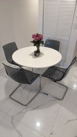 Round dining table