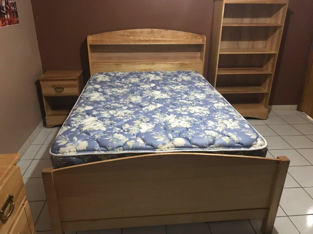Wood bedroom set, excellent, Best Offer!