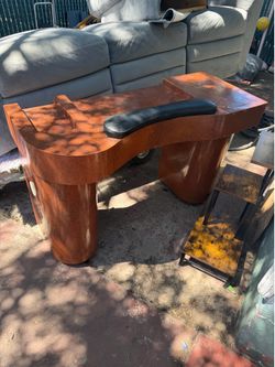 Solid wood nail desk with wheels great condition they’re very