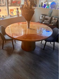 Round dining table