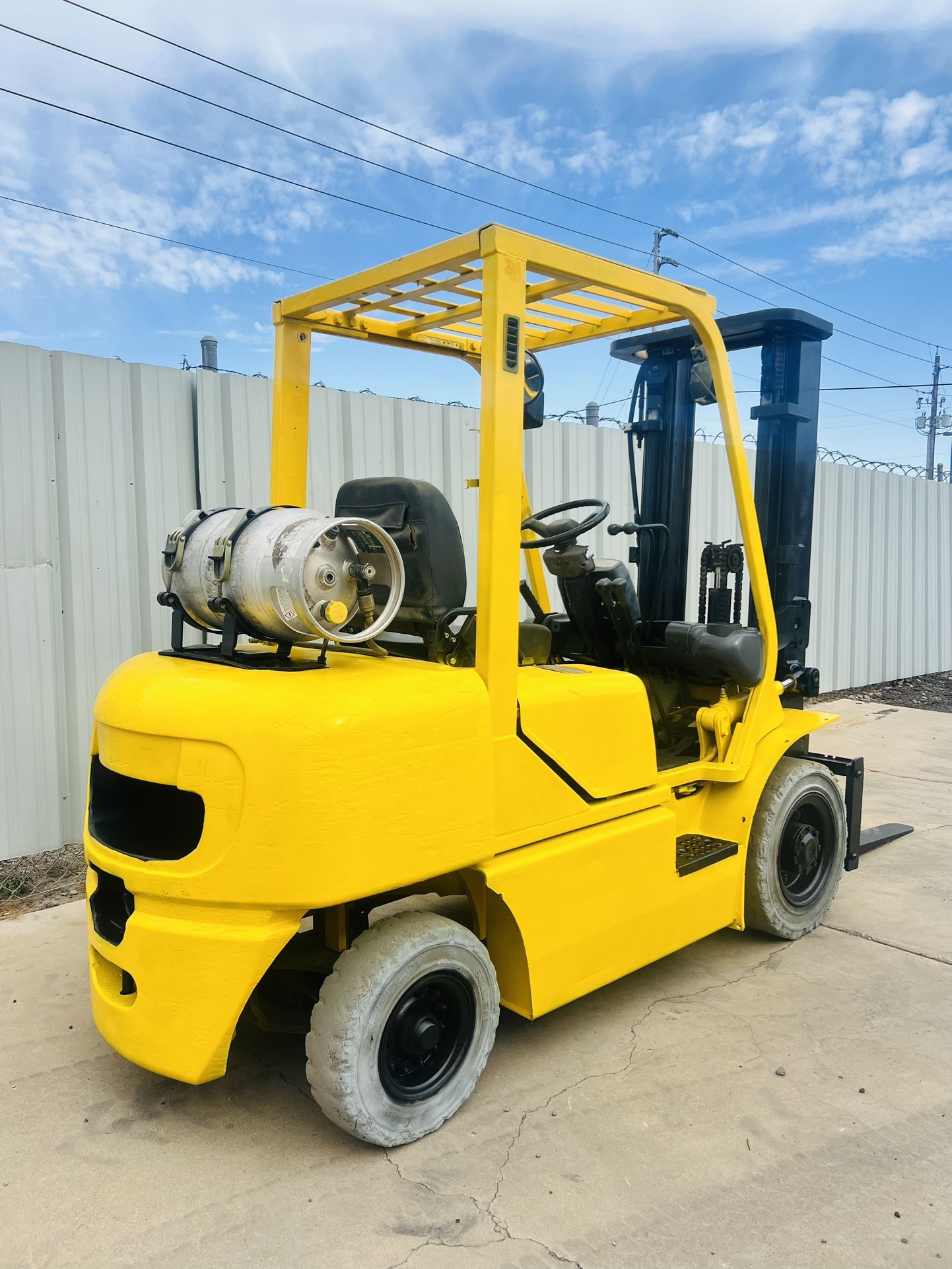 Forklift 5000lb Komatsu solid pneumatic tire low hours