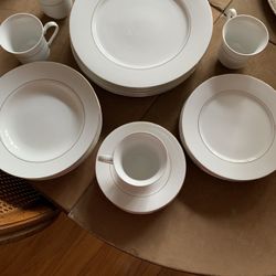 20 Piece Classic Gold Dinnerware 