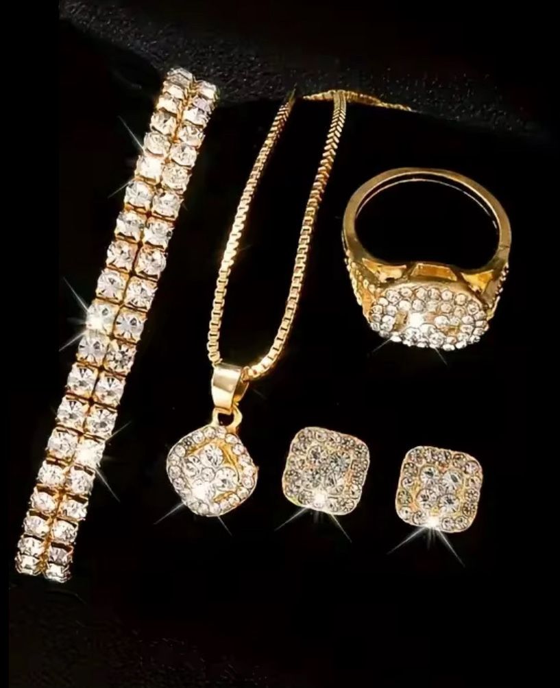 Elegant Gold Jewelry Set with Diamond Accents