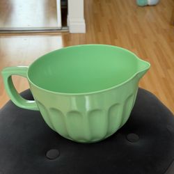 Cynthia Rowley Mint Green Melamine Batter Bowl with Handle & Pour Spout