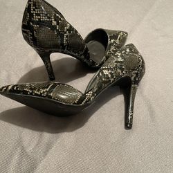 Breckelle’s Snakeskin Pattern High Heel Women’s Dress Shoes Size 9