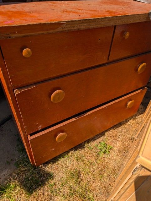 Dresser. "Free"