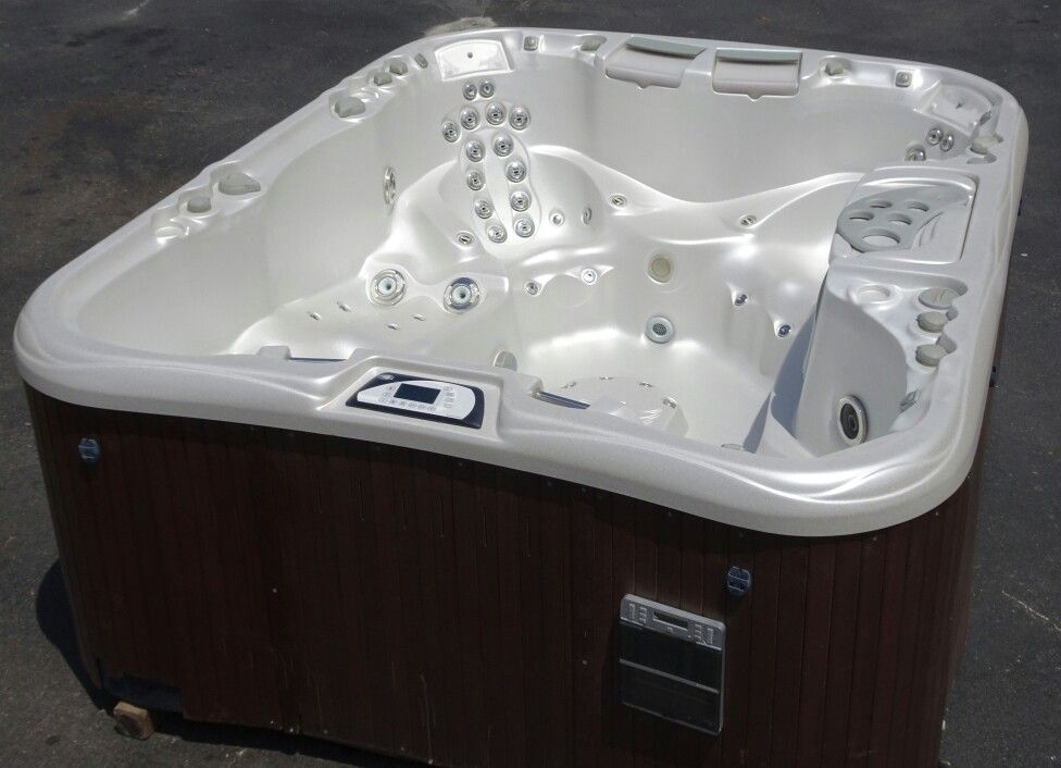 Used 2011 Sundance Maxxus Hot Tub