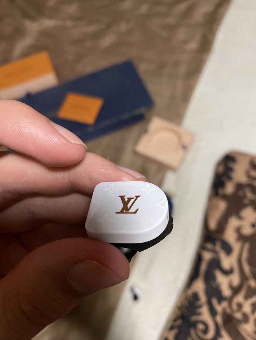 Louis Vuitton Horizon Earphones QAB140 Lime Yellow Wireless Bluetooth for  Sale in Long Beach, CA - OfferUp