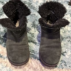 Women’s Black mini UGGs size 8 the walls of the boot are able to flap up/down