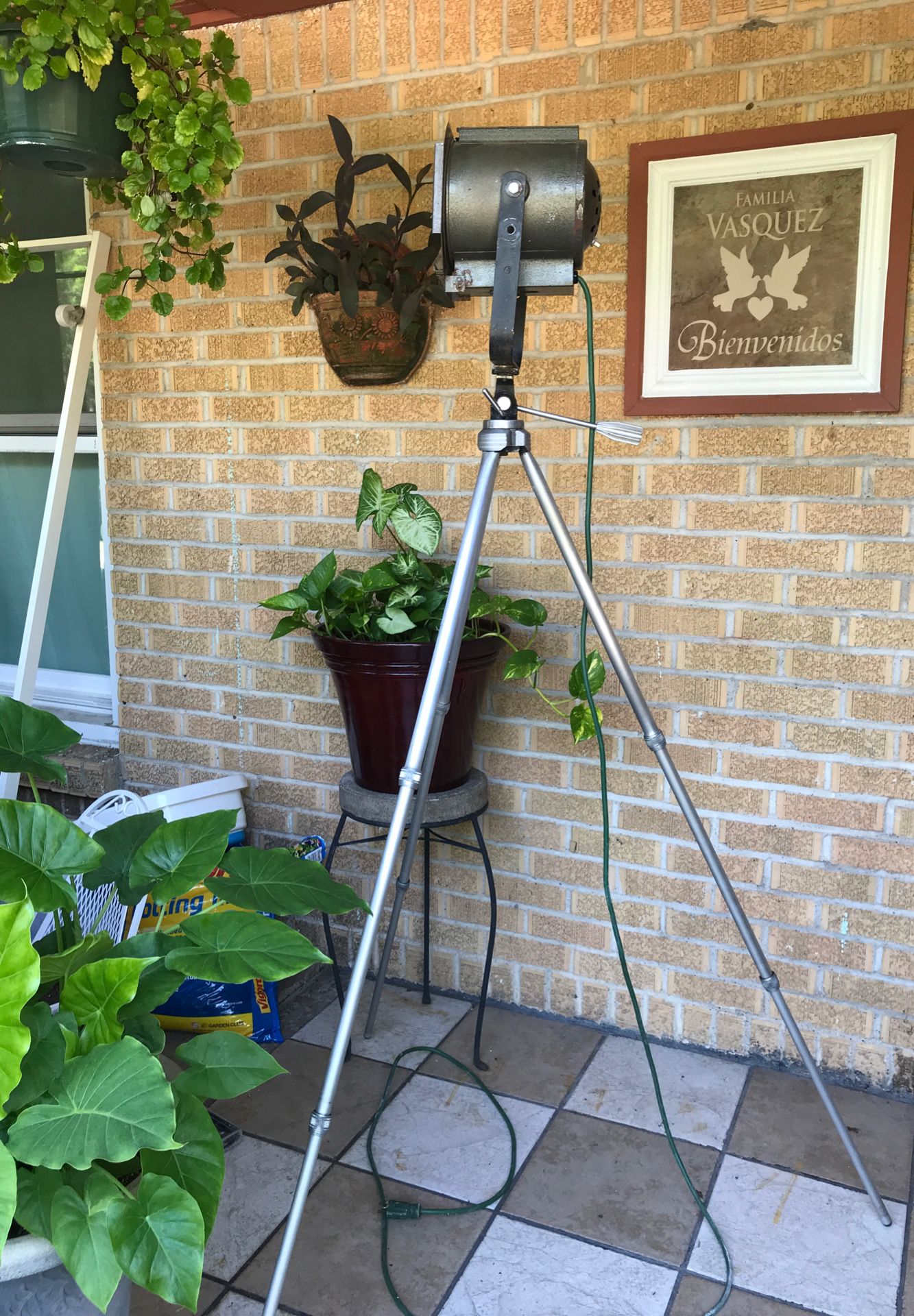 Tripod spotlight vintage