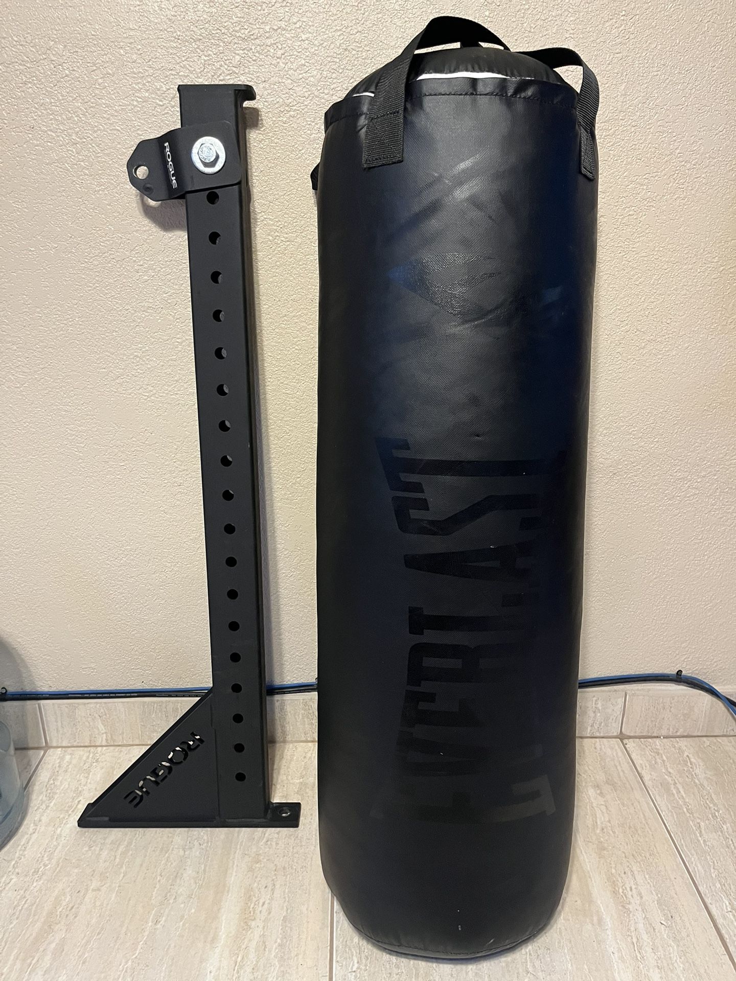 Everlast Elite 70 Pound Punching Bag 