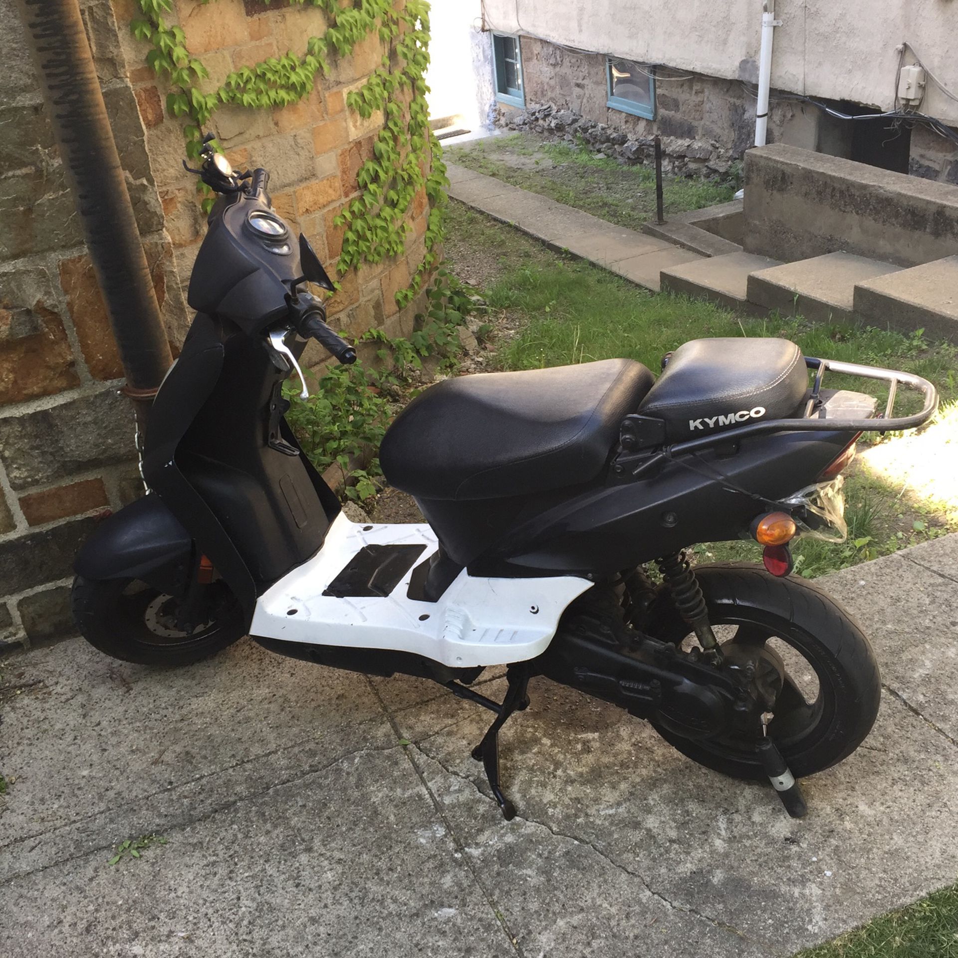 Photo 50 cc KYMCO scooter With Title