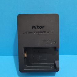 Nikon MH-32 OEM Battery Charger w/ Foldable Plug for ENEL25 ENEL25a Battery 4240.