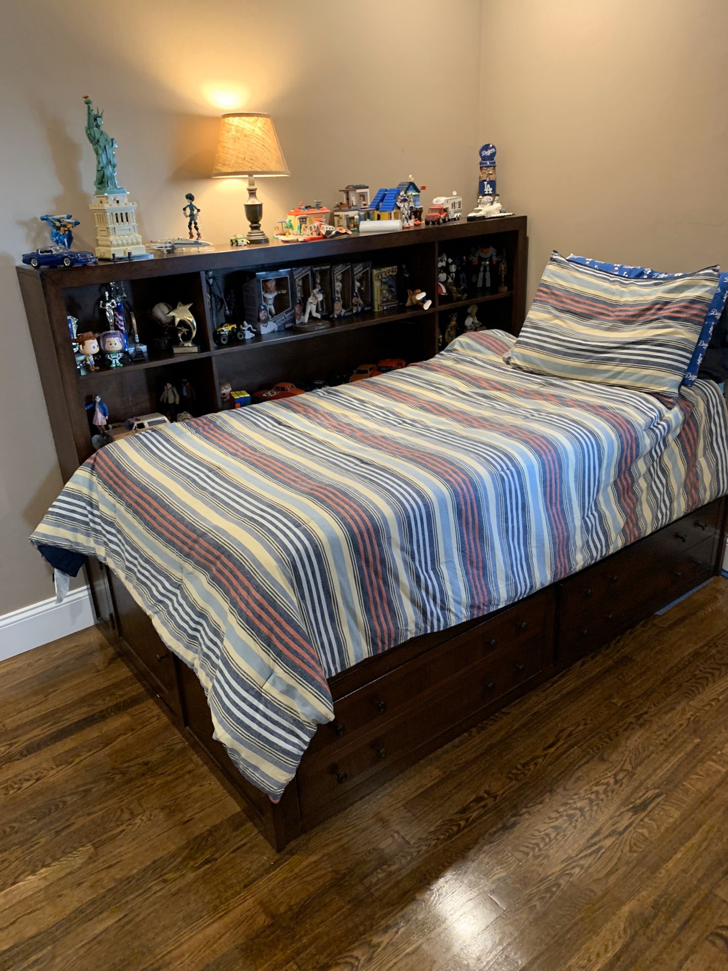 Twin size storage bed with drawers