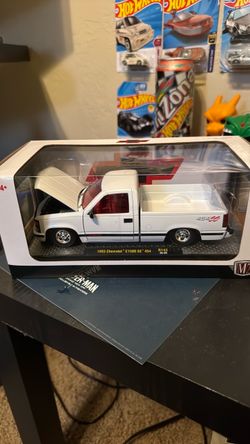 M2 Machines 1993 Chevrolet C1500 SS 454 Diecast
