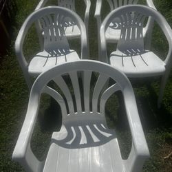 Patio Chairs  Total Of 5 Excellent Shape No  Damage Or 