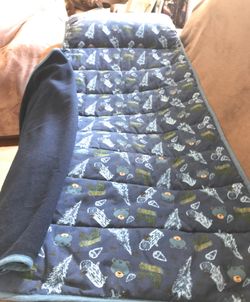 COBIJA CON SU ALMOHADA MUY PRACTICA PARA ACAMPAR.