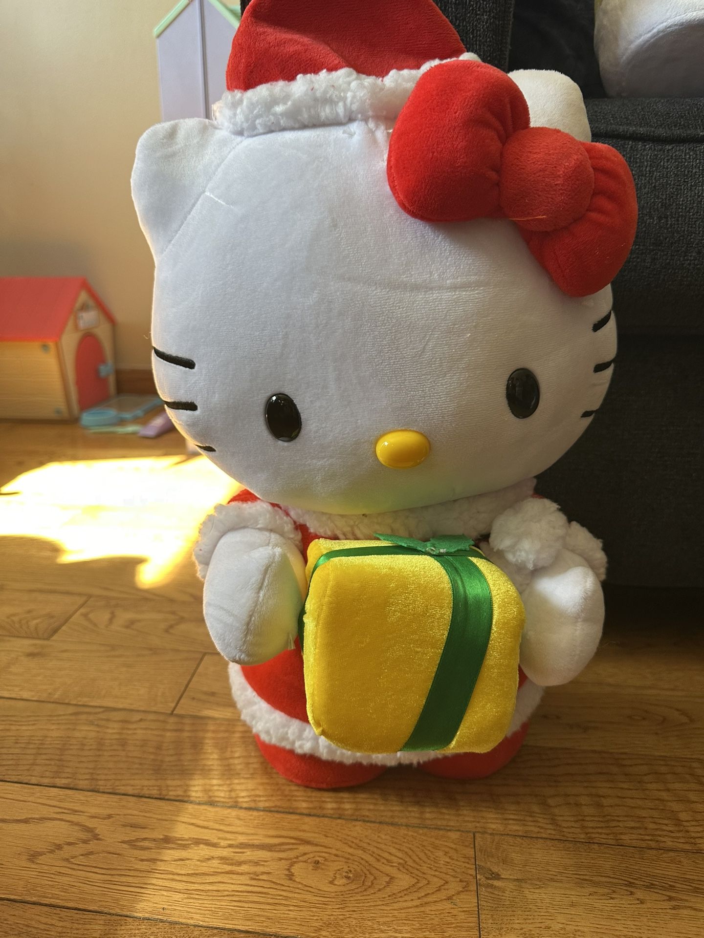 Hello Kitty Christmas Greeter