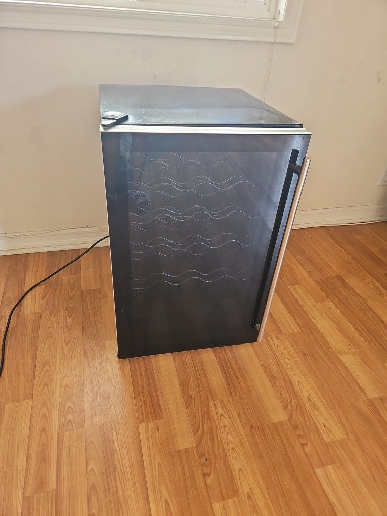 Magic Chef Freestanding Wine/Beverage Fridge