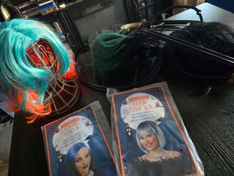 5 wigs 4 wig holder