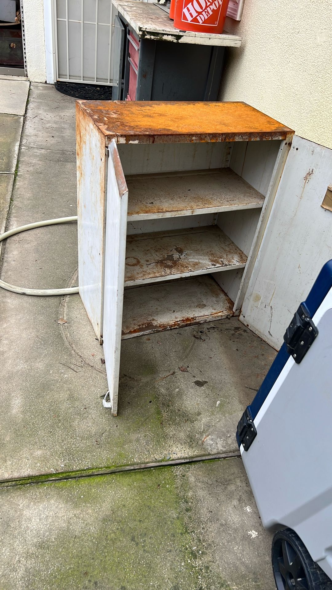 Metal storage cabinet solid