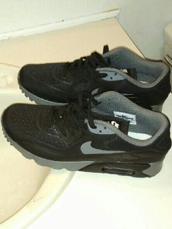 Selling sum air Max's