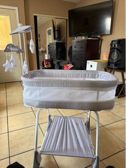 Simmons kids shooting rocking bassinet
