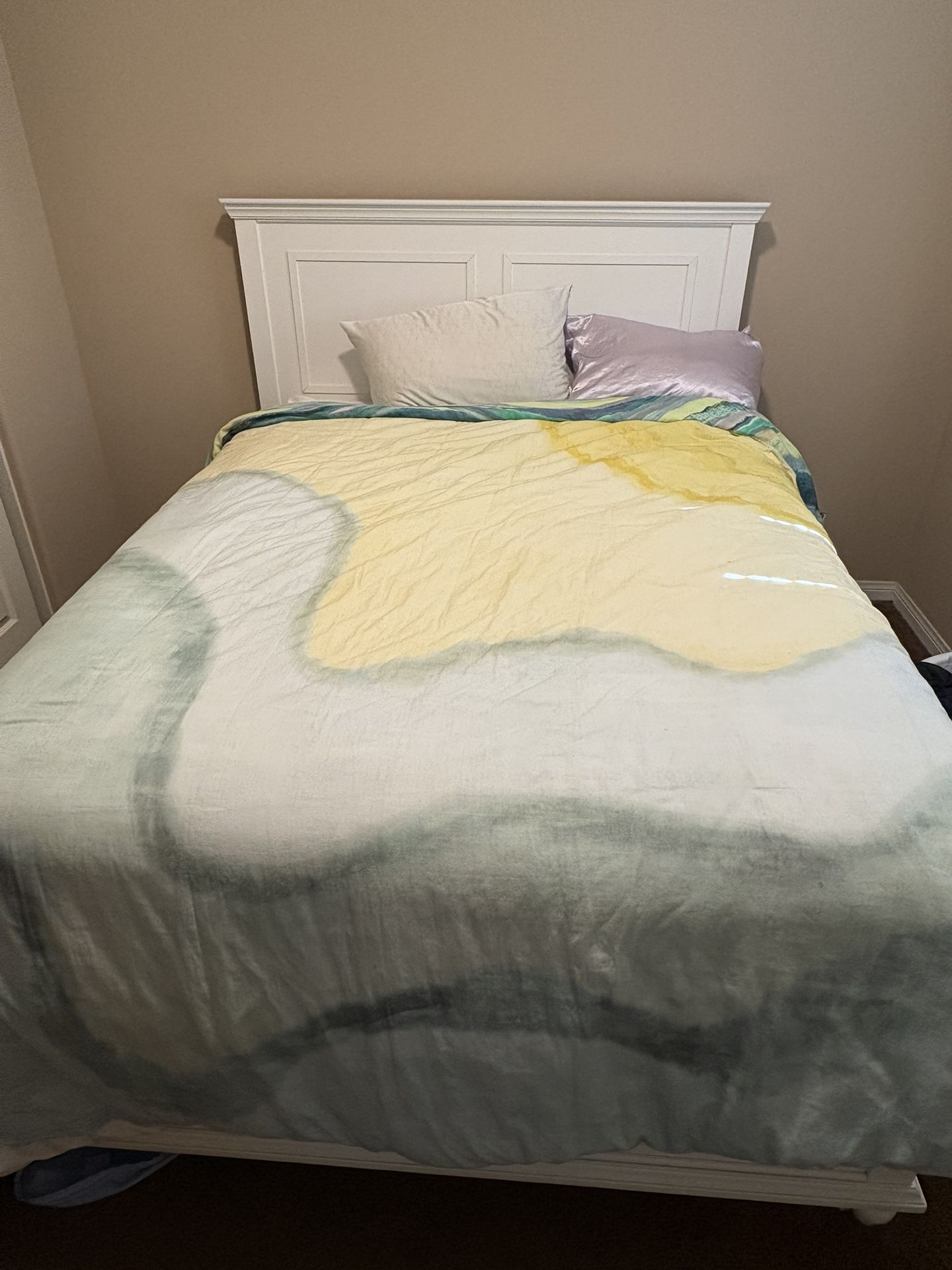 FREE QUEEN BED FRAME BOX SPRING