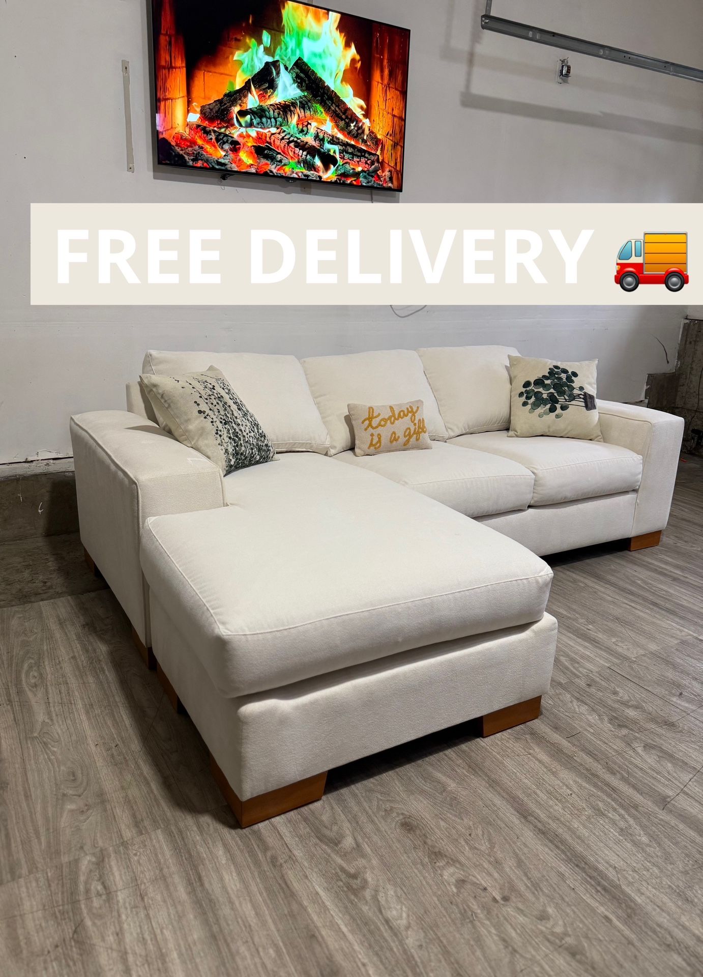 Cream/White Sectional Couch 🛋️ - FREE DELIVERY 🚚 600
