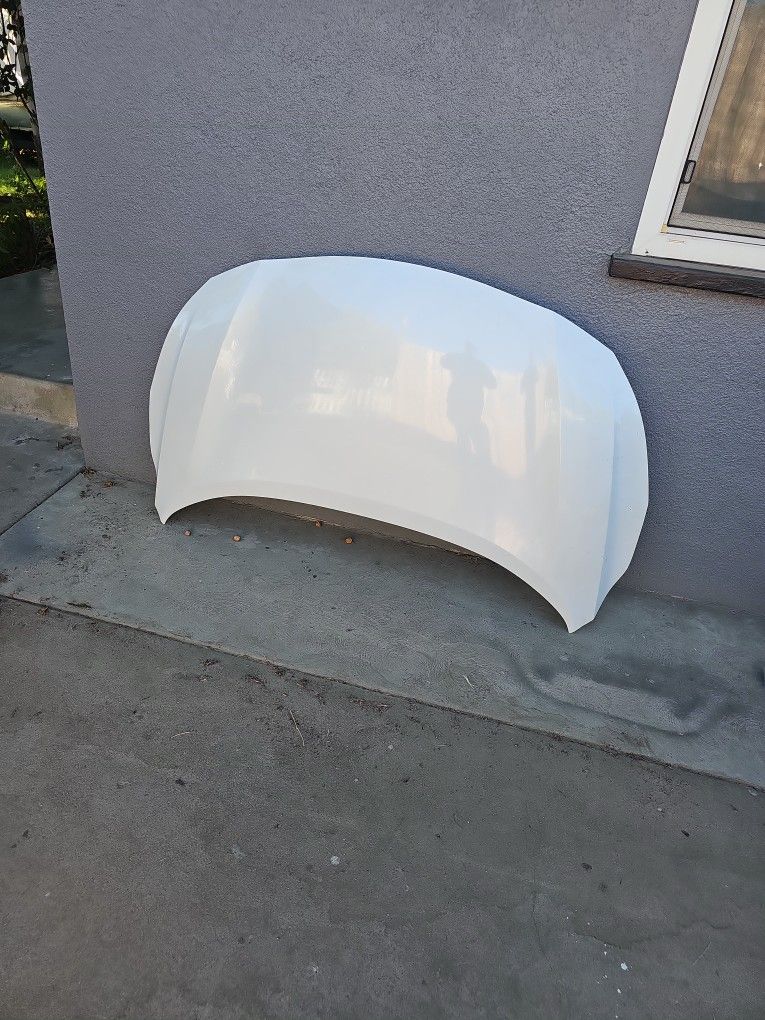 Hood 24 Niss Sentra Used Good Condition