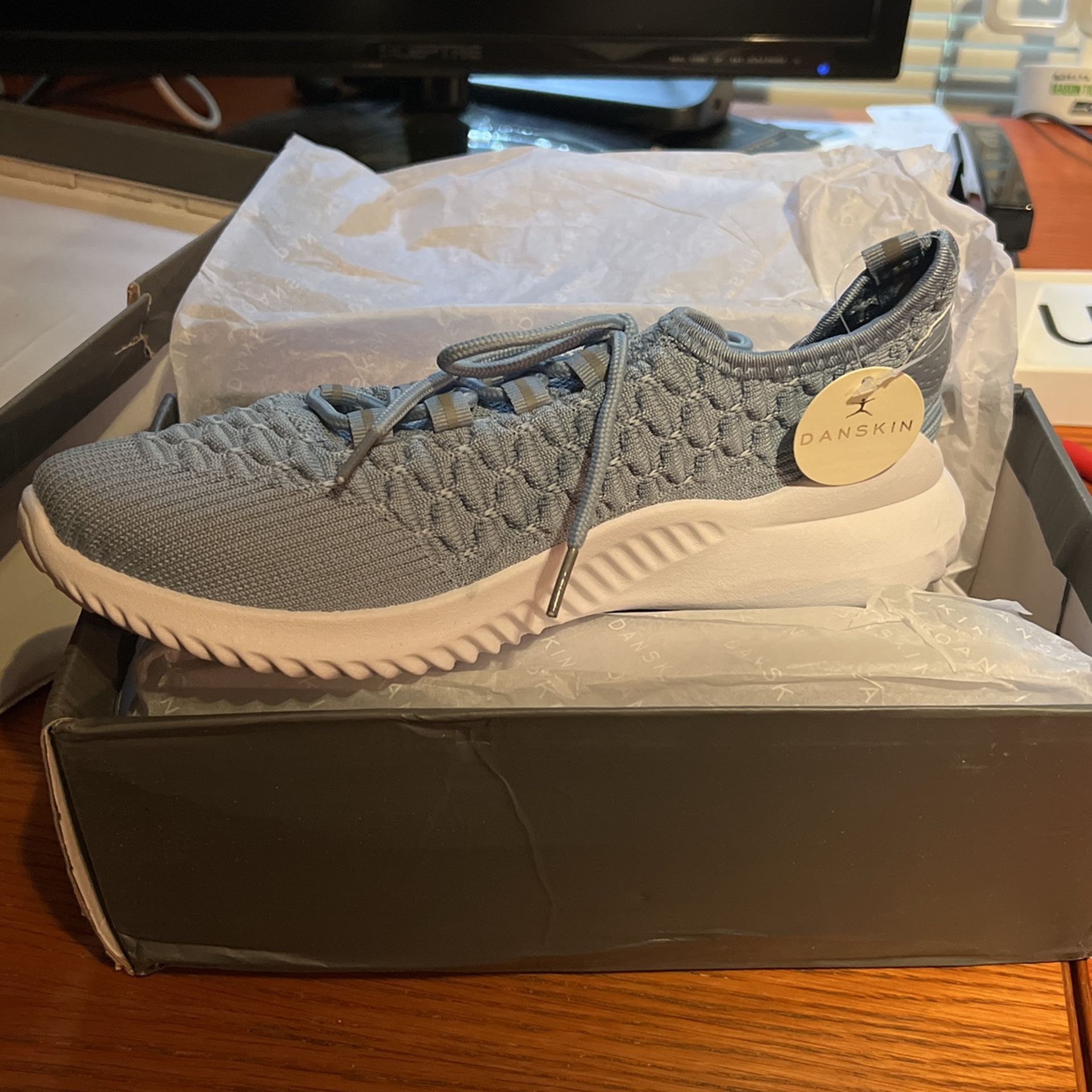 Danskin Women 10 Shoes Stunt Blue