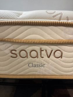 LIKE NEW! Saatva Classic Plush King Mattress - Delivery Available