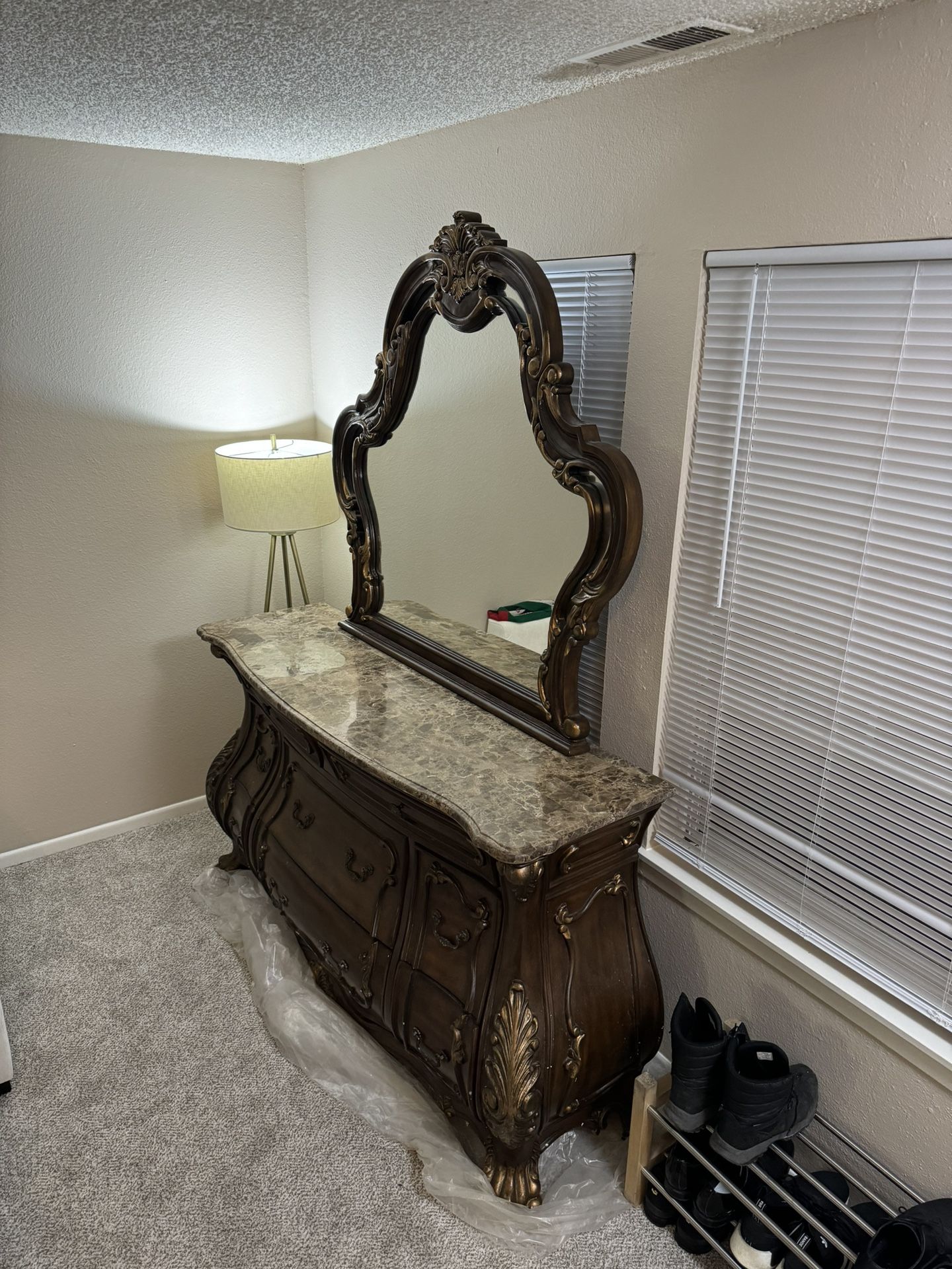 Bedroom Set, Dresser, Nightstands, Bedframe