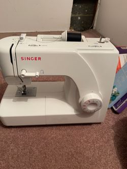 White Electric Singer Sewing Machine w/ cover , pedal &.sewing box