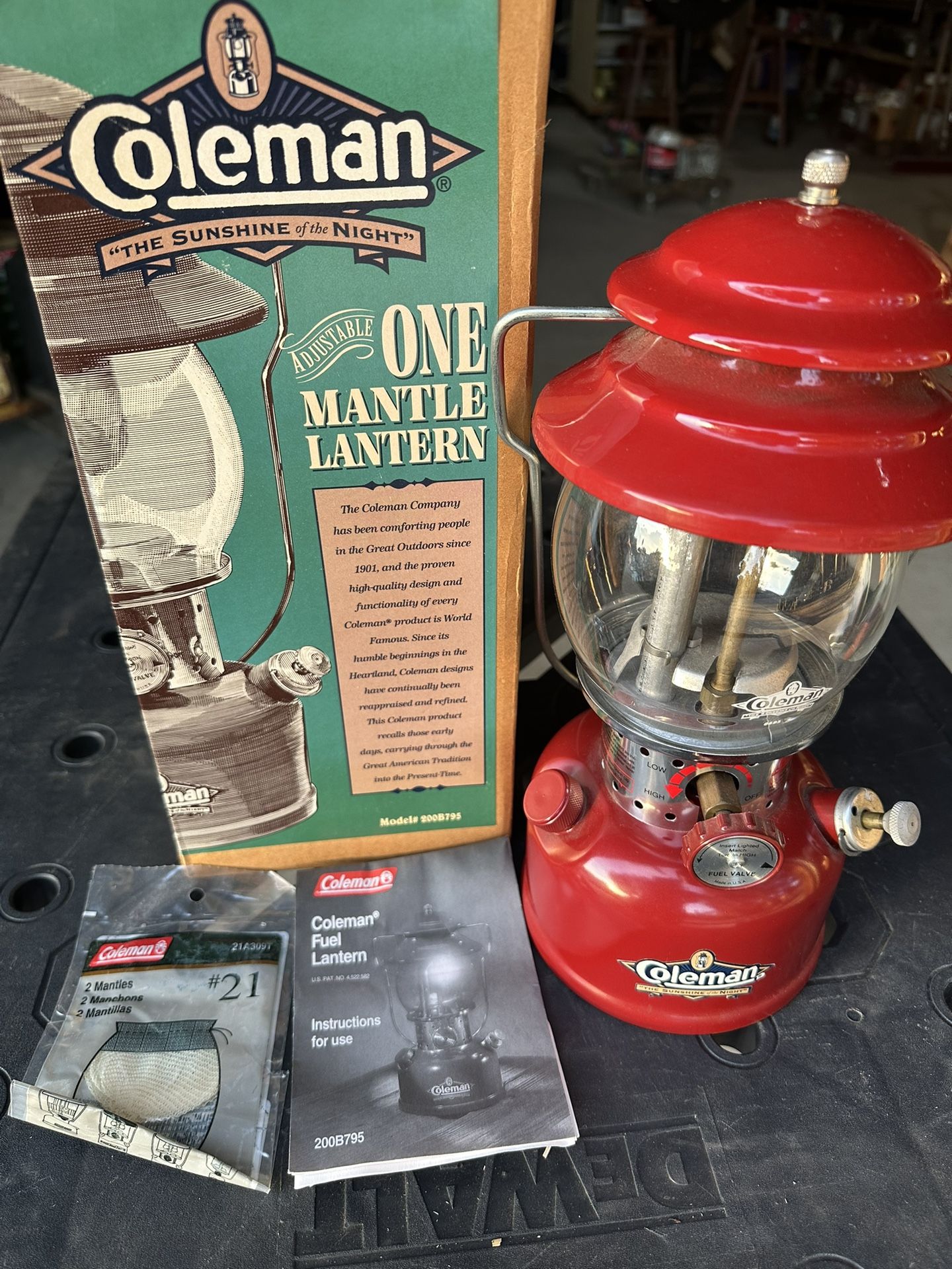 COLEMAN VINTAGE 200B LANTERN