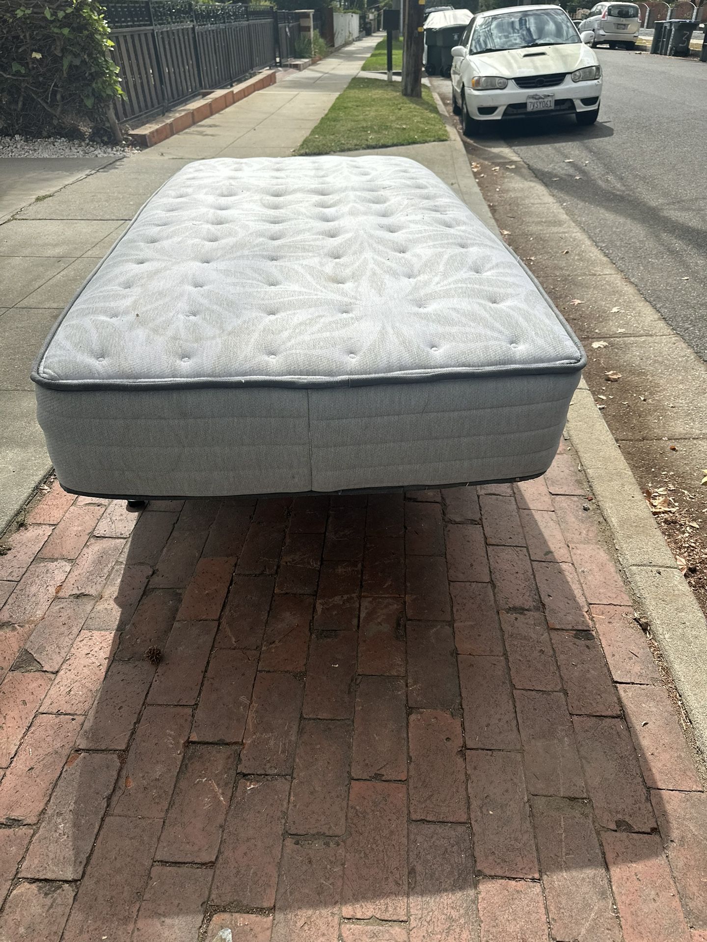 Free twin Bed And Mattress