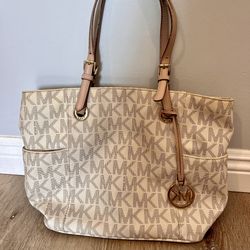 Michael Kors large beige tote bag 🤎