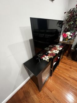 50 in Sceptre TV With TV Stand