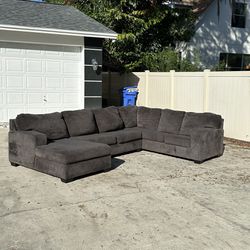Sectional With Chaise (Gray)