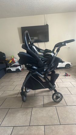 Está completa  la silla para el auto y la carriola
