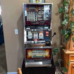 Double dragon slot with stand