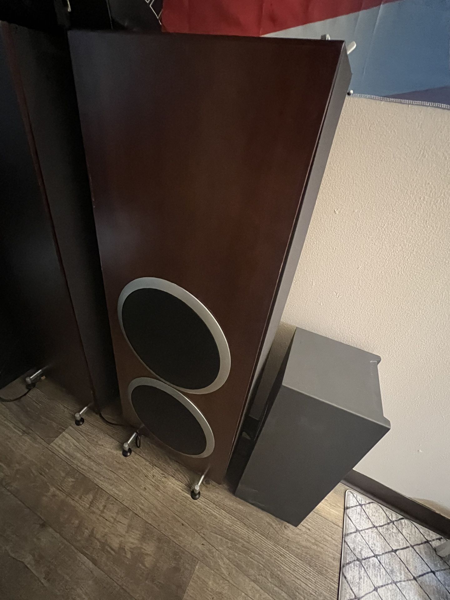 Cambridge Soundworks speakers 2x T500