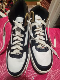 Mens PUMAS leather tennis /.shoes /. sneakers size 9.5