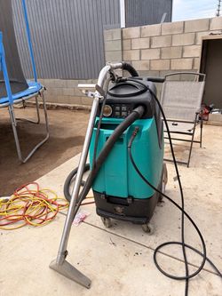 Commercial carpet extractor