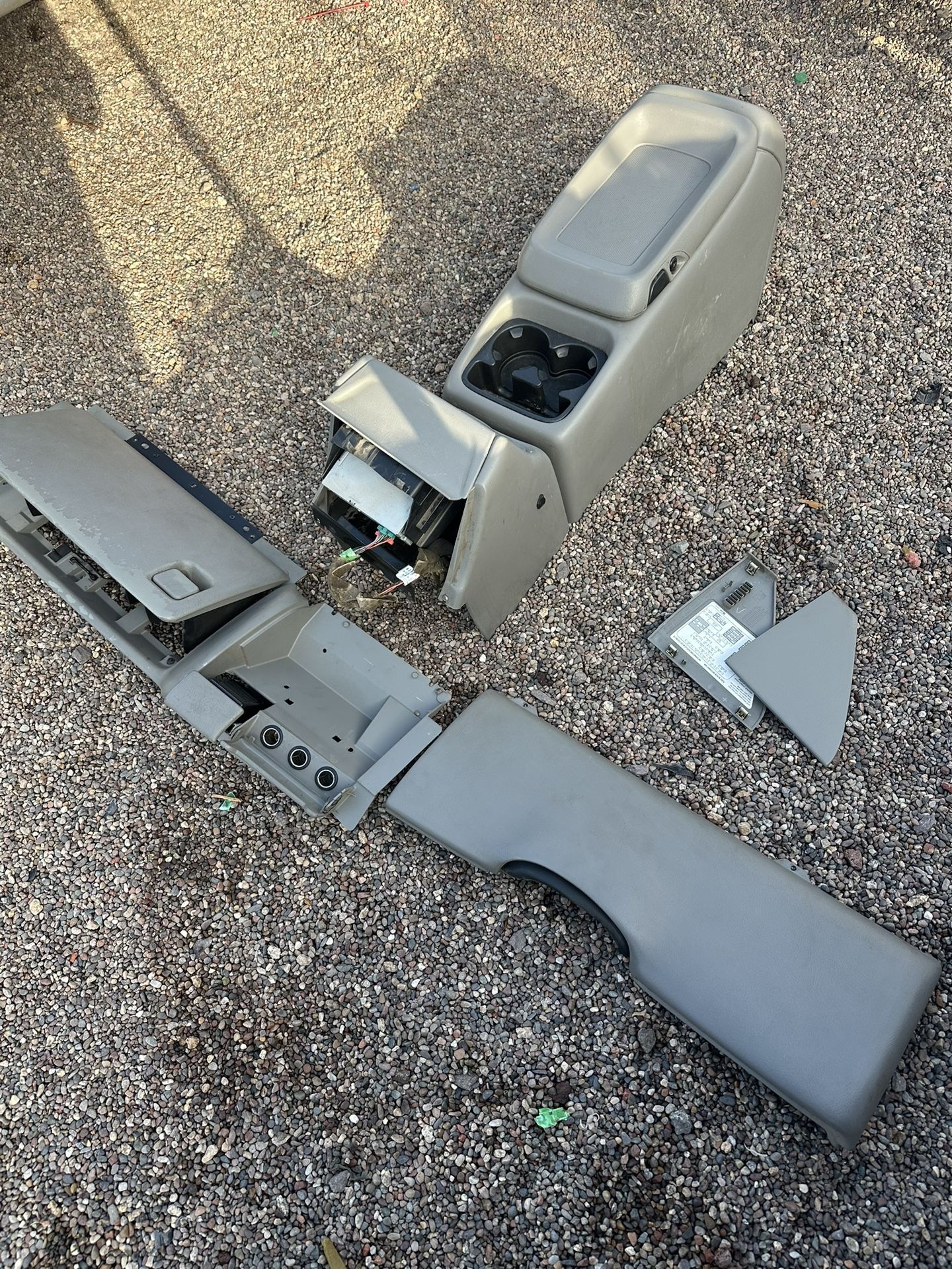 02 Yukon center console Silverado sierra Suburban Tahoe
