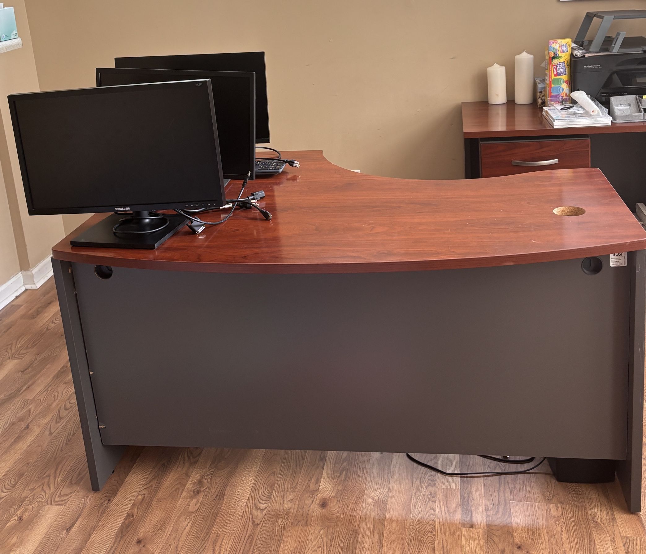 Used Desk & 3 Monitors ā Bundle Available