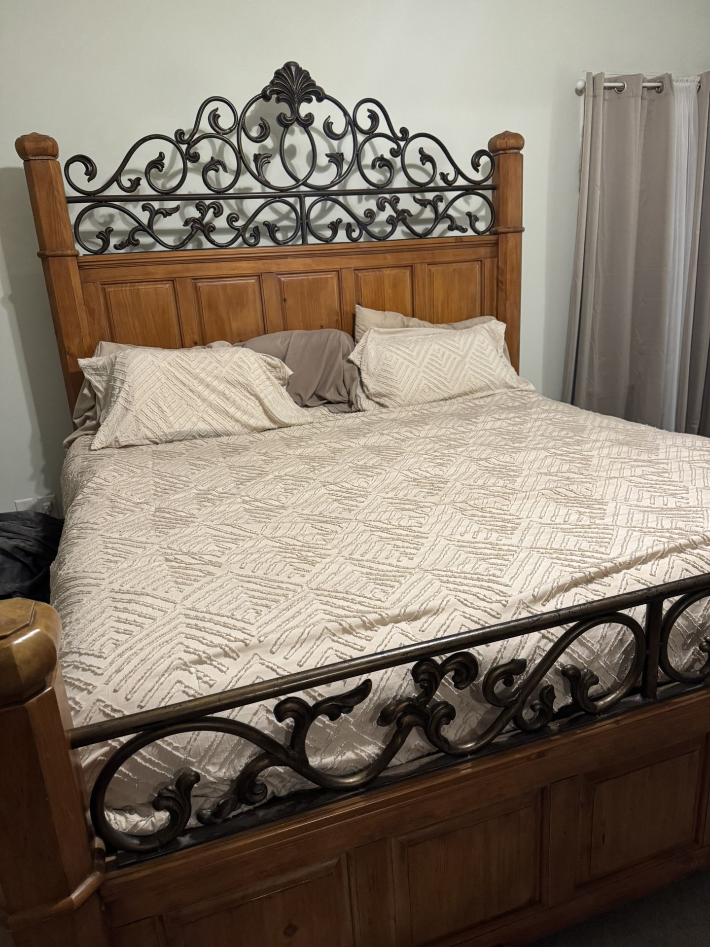 Samuel Lawrence King Size Bedroom Suite
